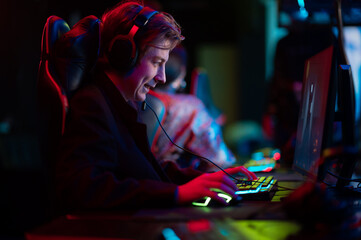 During the online game, a team member actively prompts his teammates and communicates teamspeak