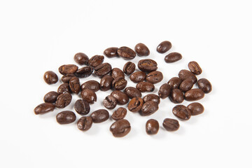 Naklejka premium Coffee beans isolated on white background. close up.