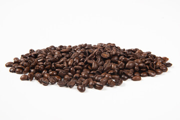 Fototapeta premium Coffee beans isolated on white background. close up.
