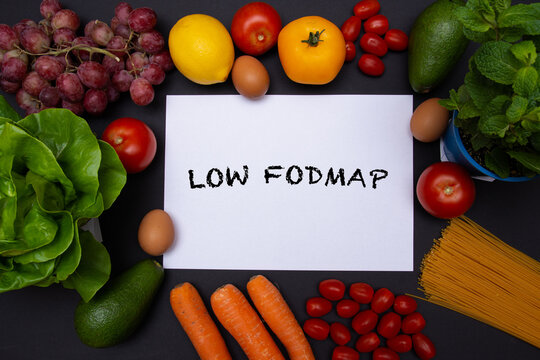 Flat lay, mockup, biała kartka z tekstem low FODMAP otoczona warzywami i owocami, zdrowa dieta i odżywianie