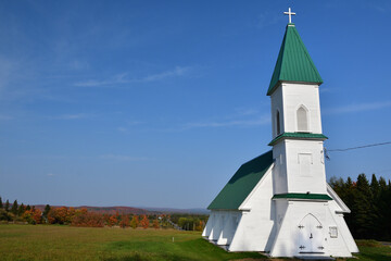 Fototapeta premium White and Green Anglican Church Canterbury Eastern Township