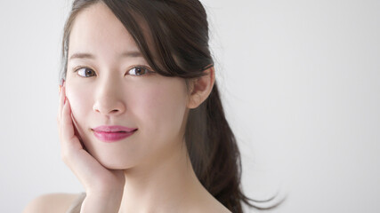 Fototapeta premium 美容・ビューティー 頬を触る女性