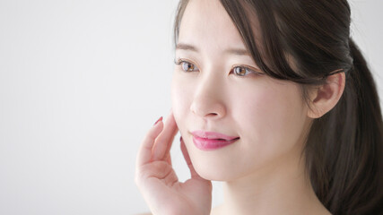 Obraz premium 美容・ビューティー 頬を触る女性