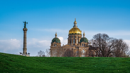 Iowa State Capitol and Soldiers' and Sailors' Monument in Des Moines