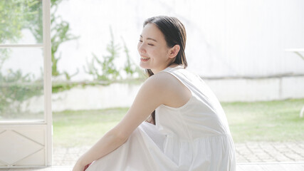 笑顔の若い女性　美容　ビューティー