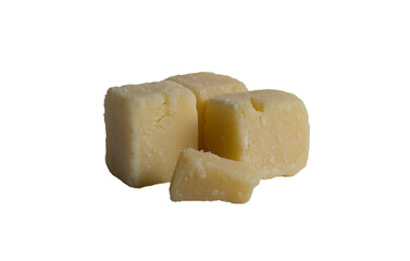 cubetti di formaggio italiano parmigiano e sfondo bianco