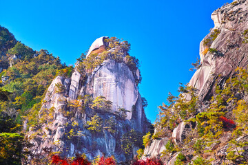 紅葉シーズンの山梨、甲府市にある昇仙峡の景観  © 7maru