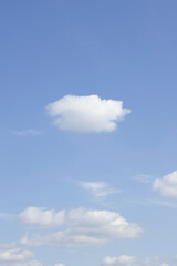 青空と雲（タテ位置）