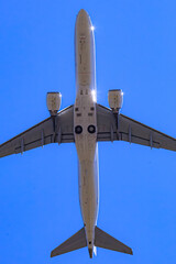 頭上を通過する飛行機