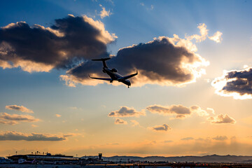夕方の時間帯に空港へ到着する飛行機