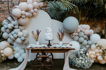 Balloon wedding cake cart display