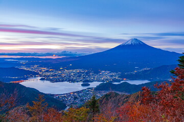 新道峠から眺める夜明けの富士山と河口湖　山梨県富士河口湖町にて