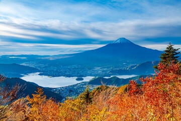Fototapeta premium 新道峠から眺める富士山と河口湖 山梨県富士河口湖町にて