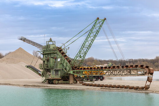 Bagger in einem Kieswerk in Bayern