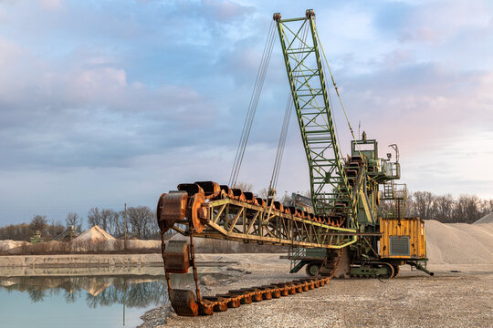 Bagger in einem Kieswerk in Bayern