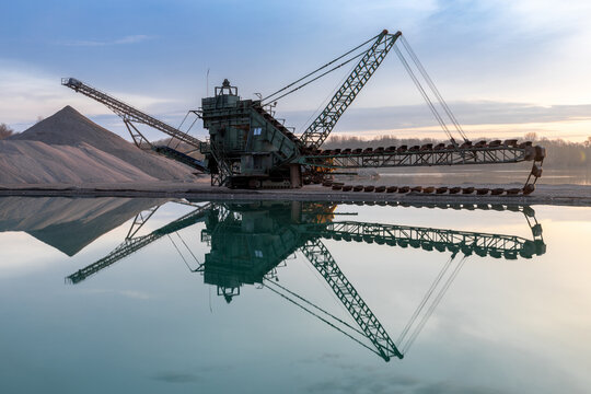 Bagger in einem Kieswerk in Bayern