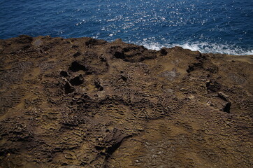 穴の開いた岩と海岸