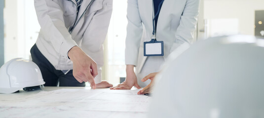 ミーティングするビジネスパーソン　チームワーク