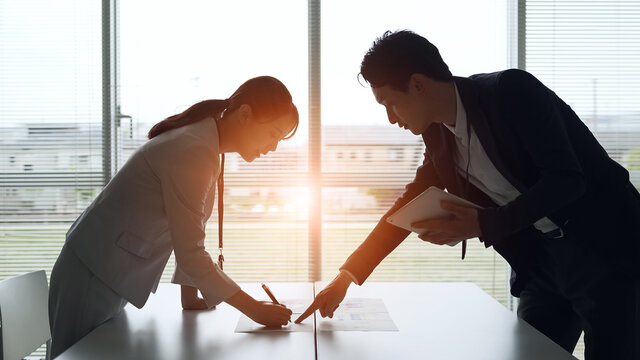 ミーティングするビジネスパーソン　チームワーク