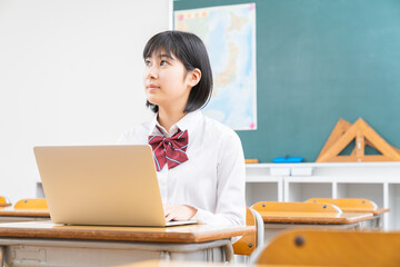 女子学生　パソコン　教室