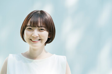 屋外での女性ポートレート（春夏イメージ）