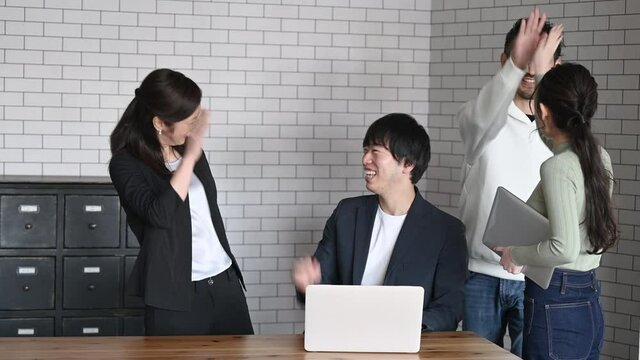 女性と男性のチームでプロジェクトで成果を上げてヤッター！喜ぶシーンの動画