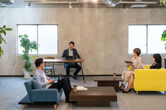 オフィスで働くビジネスマンとビジネスウーマン