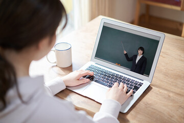 オンライン授業を受けるアジア人女性
