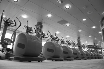 Moderne Fitnessgeräte in Sportstudio auf Kreuzfahrtschiff - Modern fitness equipment and weights...