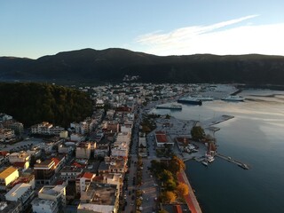 Obraz premium Aerial shot igoumenitsa city in evening . greece, epirus