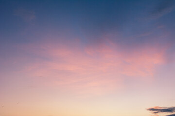 夕焼けに染まる赤い雲