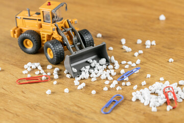 Fototapeta premium 散らかったデスクを掃除するホイールローダー