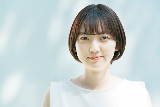 屋外での女性ポートレート（春夏イメージ）