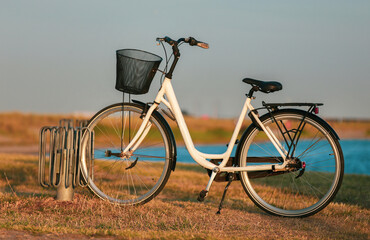 Naklejka premium Bike standing at sea shore,