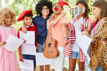 Gruppe Kinder in lustiger Verkleidung macht ein Selfie