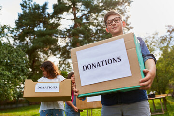 Kinder als freiwillige Helfer mit Spendenbox