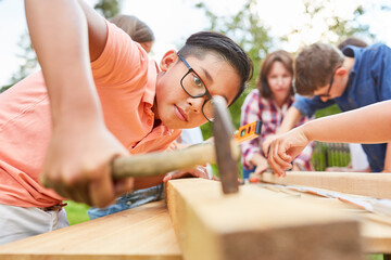 Glückliche Kinder bauen und basteln mit Holz