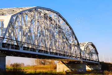 Piękny metalowy most na rzece w słoneczny dzień