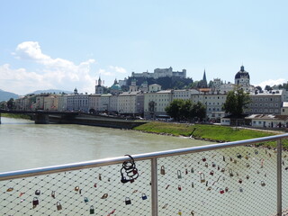 Fototapeta premium Por las calles de Salzburgo y sus castillos.