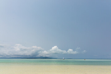 透明で澄んだ遠浅の海が続く竹富島のコンドイ浜で海水浴を楽しむ