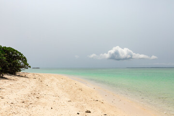 竹富島のコンドイ浜にてターコイズブルーの澄んだ海岸線を撮影