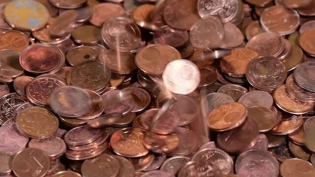 parallel tracking of falling cent coins on a heap of cent coins in slow motion