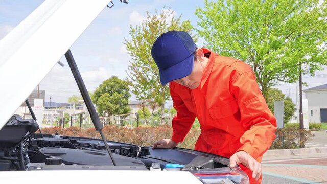 自動車のボンネットを開ける男性　自動車整備士