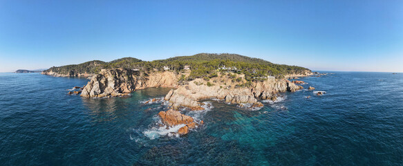 Panorámica aérea de las Calas de Canyers y Cala Corbs en Palamós, Costa Brava en Baix Empordà,...