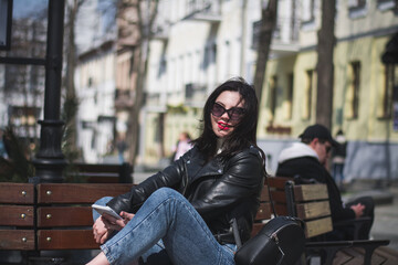 Obraz premium Outdoor lifestyle portrait of pretty girl