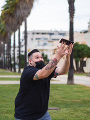 Hombre cogiendo su móvil antes de que se caiga al suelo