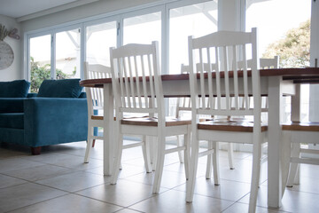 White table and chairs 
