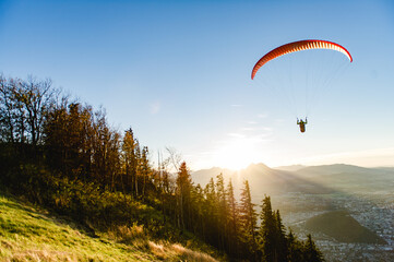 Paraglider bei Sonnenuntergang in den Alpen bei Salzburg