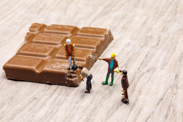 Bauarbeiter an einer Tafel Schokolade