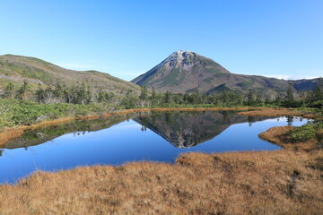 知床の秘境羅臼湖三の沼より羅臼岳を望む